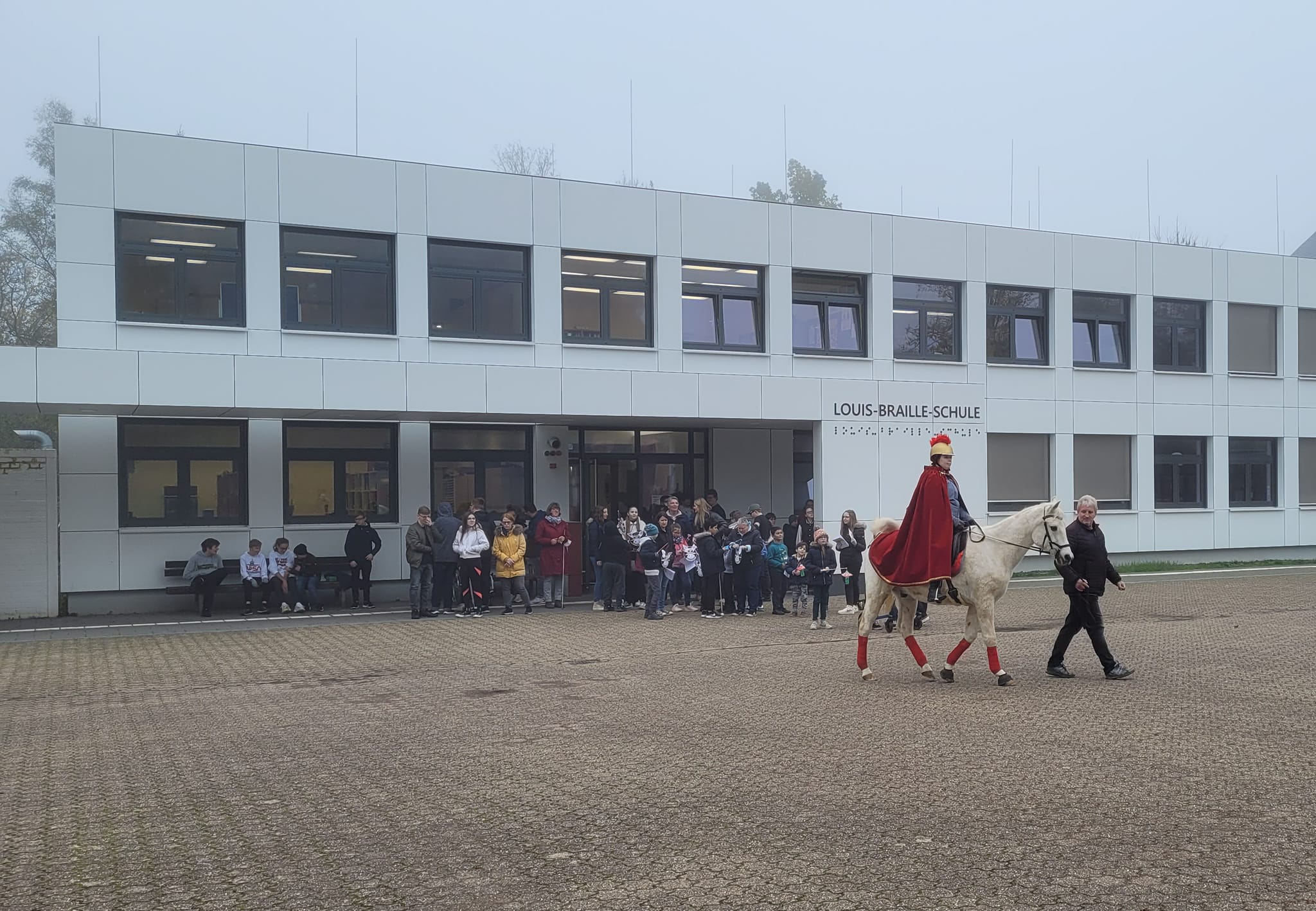 Martinszug%20vor%20der%20Schule Martinszug%20vor%20der%20Schule